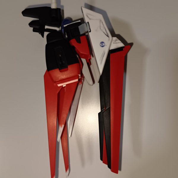 一応、考えていた駐機体勢の形にはなったと思われる何か虫みたいですが、広げるとエールに見える不思議途中がクスィーみたいに見えるのは私だけ？ディテールアップめんどくさいからぬってしまおうか悩み中（2枚目）