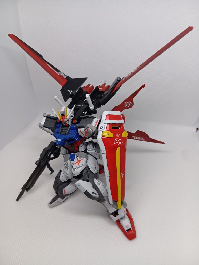 本体は過去投稿と同じ個体手首を小さいものに変更、塗装を少し塗り直しソード、ランチャーとメタルビルド風に作ったので、エールも改造せざるを得なかったのです1年前に買って積んでいました😅