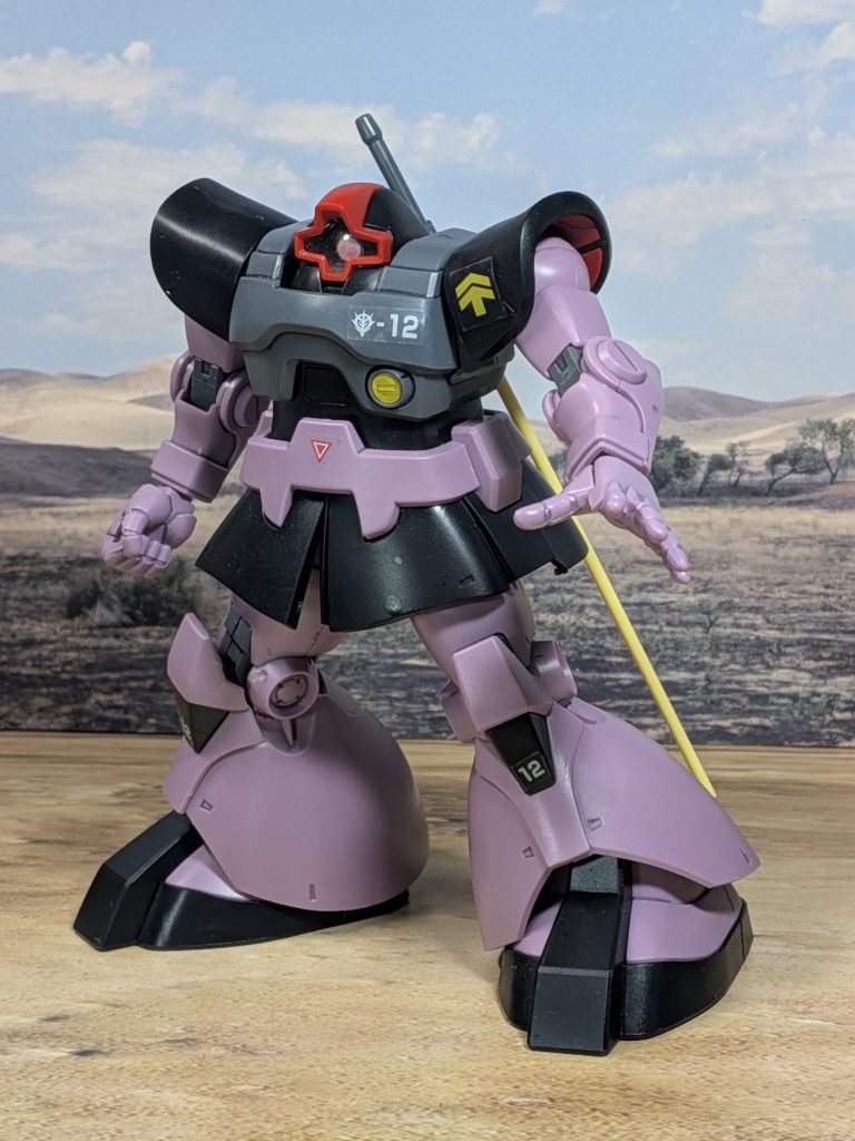 昭和の元祖ドムですこちらは太いですねこれは太ってると言われても、しょうがありませんでも、やはりこれがドムですなお、つや消しもウェザリングもしてません(zaku-kao4)こちらは、オルテガ機の設定にしてます