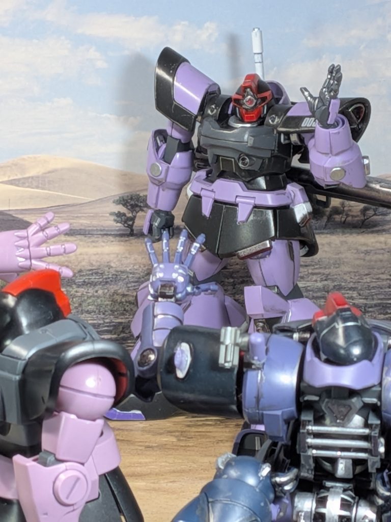 「あたしか❓️そうだなぁ……、ガンダムをボコった奴をブチころがしてやったぐらいか」「「ガンダムをボコった奴をブチころがしたぁっ⁉️」」(zaku-kao10)「あっちなみに、そのガンダムはあたしの舎弟な」「「ガンダムが舎弟ぃっ⁉️」」(zaku-kao10)