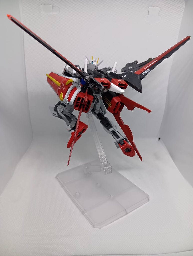 こうおわかり頂けただろうか?なんちゃってようはパック上部をぶった切って折りたたみ式に、羽の付根の黒いパーツをプラ版で作り、羽も後に畳む方式に変更、黒いパーツはキットの下に畳む軸を逆さまに付けて、上に跳ね上がるように下側のスラスターは、上の羽だけ可動式にして畳めるようにしました下まで動かすと位置が決まらなくなりそうで断念まぁ、全体をかなり切った貼ったしています、塗ってしまうとわかりませんが