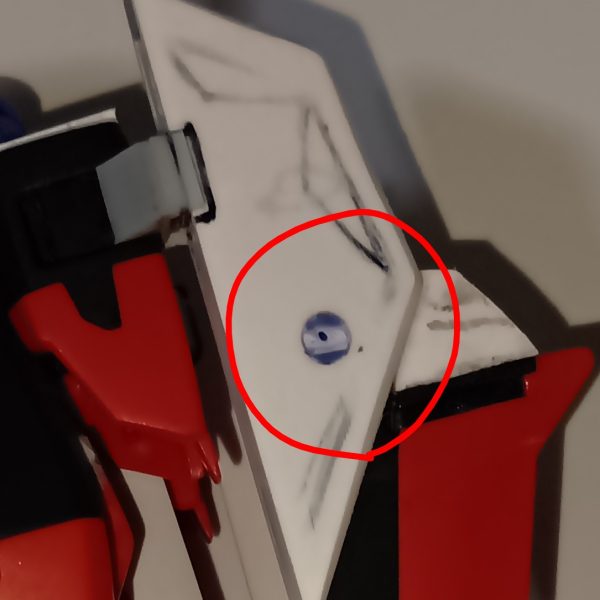 完成品の後の制作投稿ですいません悩んで色々試して、加工も楽で、強度も出たので、同じような改造で悩んでいる方の参考になればいいなと思います今回、羽の可動には30MMのCジョイント？を使用しましたCジョイントは叩き売りで買った戦車みたいな奴の2枚目の写真の部品の部分ここは、他の場所の物(棒が短いので付近一帯を切り出して整形しないともろくなる)と違いやや長い棒状なので、切り出しが楽で、付けたい場所に穴を開け、差し込んで接着した後、はみ出た余分な部分をカットすれば移植できます私は箱組みに３ミリ穴を空けましたが、ジョイントの段差部分をヤスリで削って入れました結構簡単で頑丈です他のキットを犠牲にしているので、おすすめできませんし、需要もないかもですが、私はまたやろうと思えたので、誰かの選択肢の一つとなれば幸いです受けはガッチリ真鍮線で付けてます😅どこかから、薄めの棒状Cジョイントを販売して欲しい（3枚目）