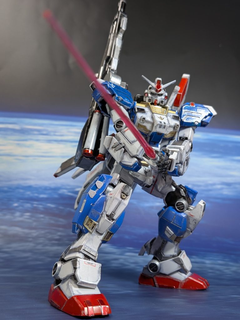 続いて、サンライズ立ちポージングより撮り方に工夫がいりますね倍率を低くして、剣先を右上にしながら下から撮る感じでしょうかでかい剣ならば、もっと映えるでしょうちなみに、このキットにビームサーベルは付いてないので、余ってたビームサーベルを装備させました