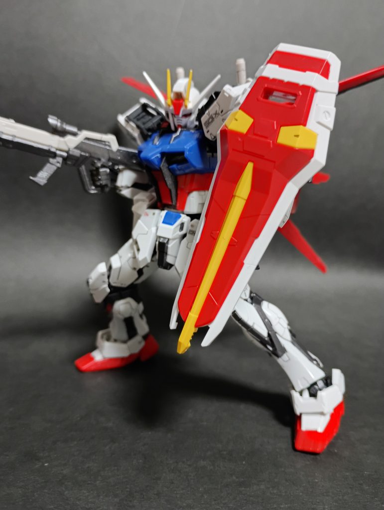 エールストライカーを装備させて。これ、可動域も広いのですが、スタンド穴が無いんですよ笑本当に惜しい…