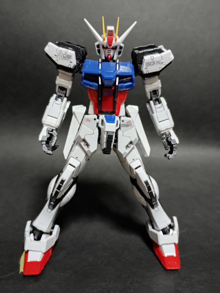 まずは正面から。めちゃめちゃできが良いです！マジでいいです！(語彙力)今回は、いつも通り関節のガンメタと墨入れのみ行っています！！それでこの色分け！マジでいいです！マジでいいです！(再び語彙力)特に白い装甲が何色かに色分けされているのがいいです…！モールドも沢山入っています！！…ですが褒めてばかりなので笑このキットの最大の弱点！アドバンスドMSジョイントです！これがなかなかの厄介者で笑これがフニャフニャです笑作ってまだ2日位なのですが、もう股が裂けてきます笑オマケにABS笑塗装もし辛い！まぁそんなところが弱点ですね笑ですが、弱点を補えるほどできは良いのは本当です！！