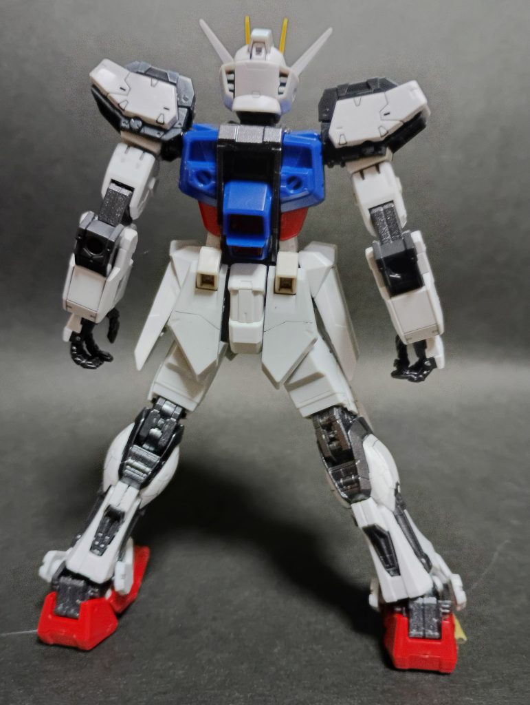 続いて後姿。こちらも色分けが超絶優秀です！！スラスターの赤色も色分けされています！！もう本当に最高以外の言葉が出てきません！！