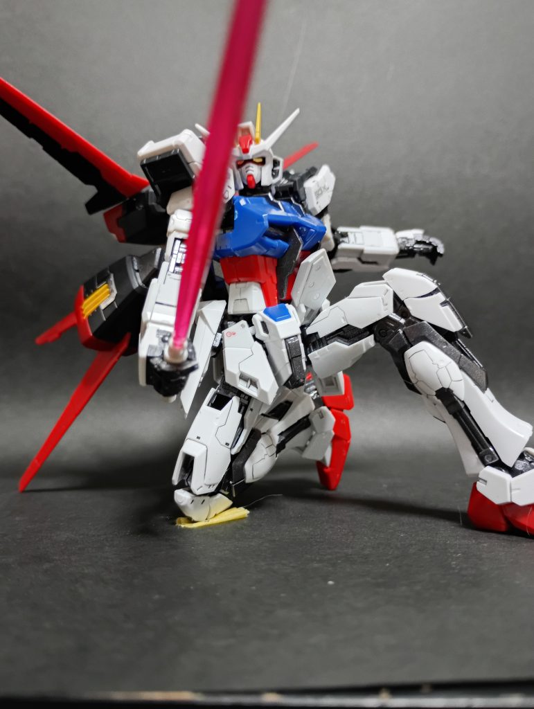 ビームサーベルを持たせて。これは手に持たせる用と、エールストライカーにつける用があるのですが、これの付け替えもなかなかめんどいです笑