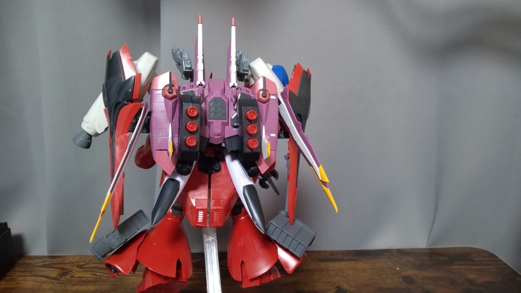 RGジャスティスのファトゥムにファンネルコンテナのラックをピンバイスで穴を空け、真鍮線を刺して折れない様に固定しました。