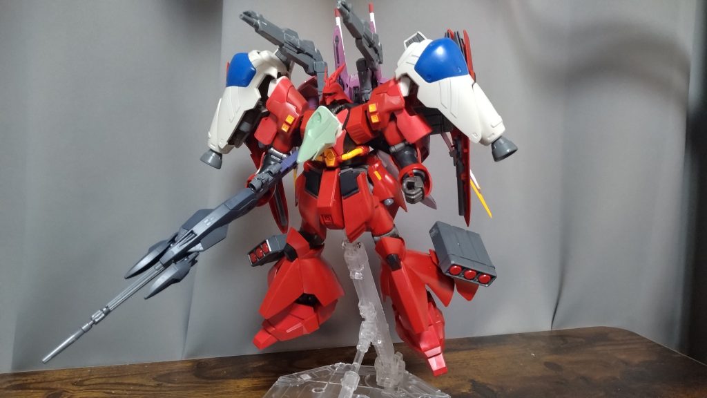 胸部にカオスガンダムの背中のヤツを半分に切ってサザビーの胸部に貼り付け、パテで埋めました。GP02Aのバインダーを着ける為、サザビーの肩をきり飛ばし、GP02Aの肩を切って貼り付け、パテで埋めて慣らしました。