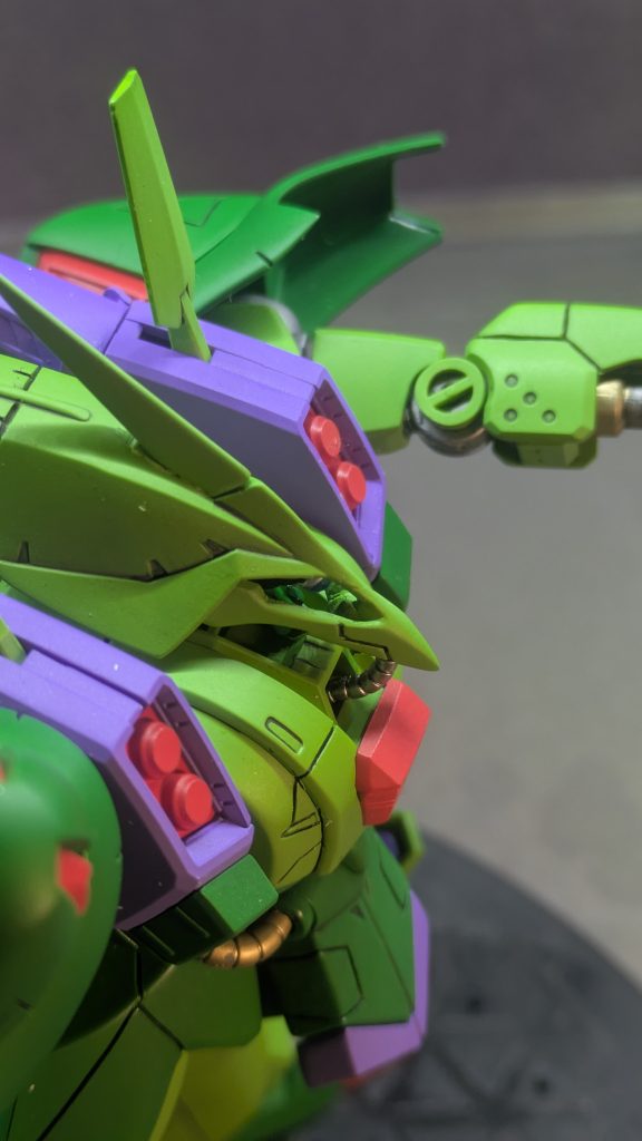 頭部逆サイドの筋彫敢えて筋彫を左右非対称にしてみました。