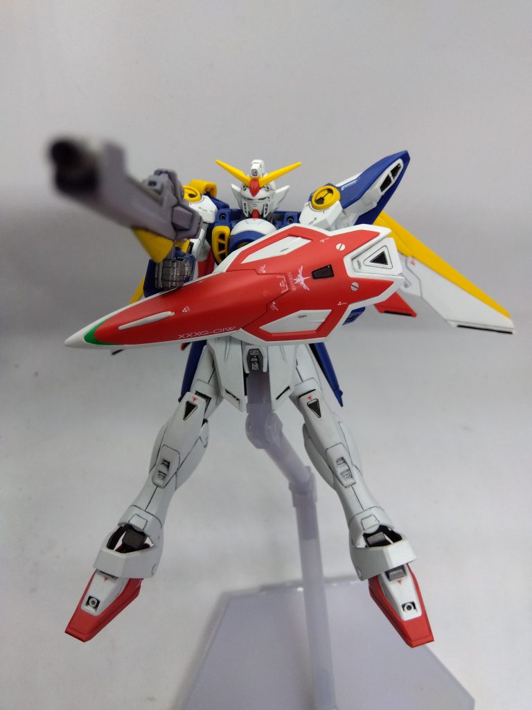 ウイングガンダムといえば印象位に残りやすいポーズはこれかなぁ。OPや初登場のときもだけどウイングガンダムは落下しながらや地面に寝そべるポーズで上にバスターライフルを撃ってるシーンが印象に残る。