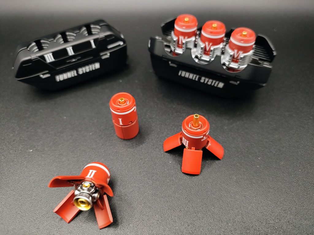 ファンネルは少し加工。横のちっちゃいバーニアをゴットハンドのスピンモールドでくり抜いた後、面取りビットで漏斗のようにしました。そして内側をガーレリのペン（フラッシーゴールド）で塗装。