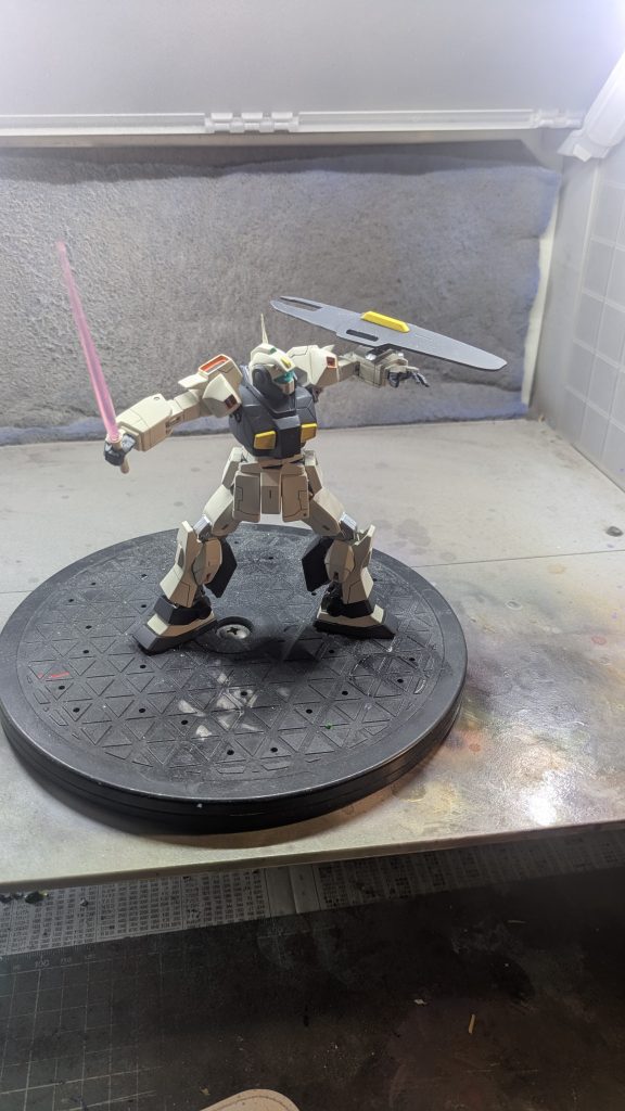 ビームサーベルを構えて