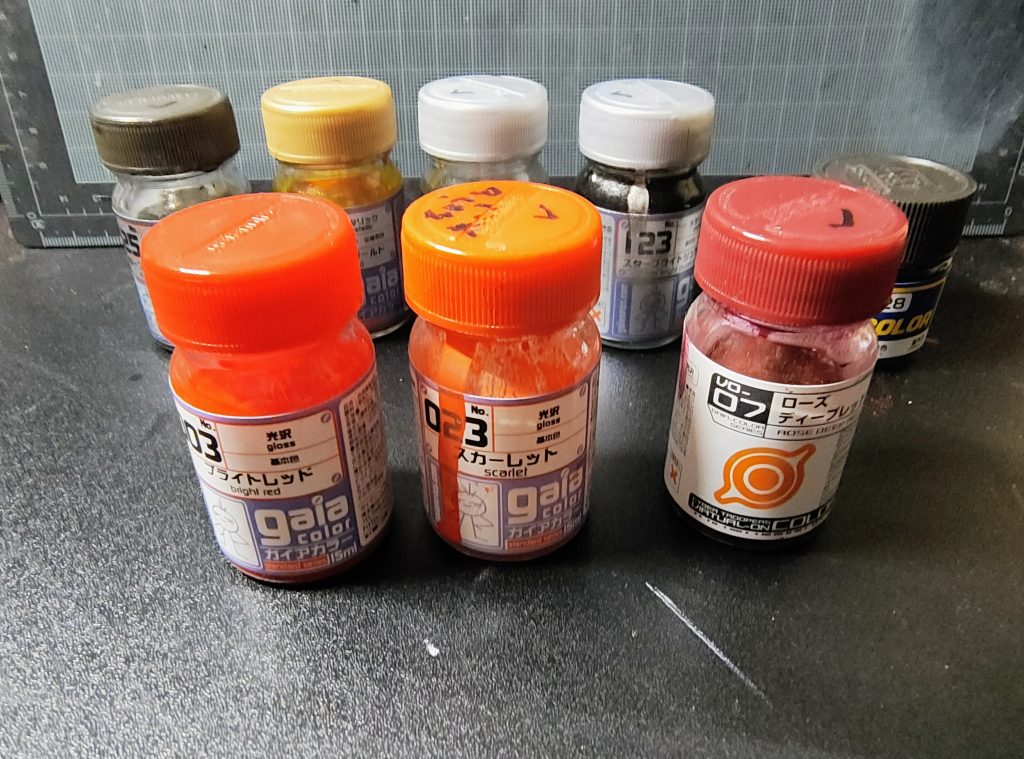 外装の塗装に使った色です。特に、・ローズディープレッド・スカーレットはシャア専用機の塗装にとても合う色でした👍