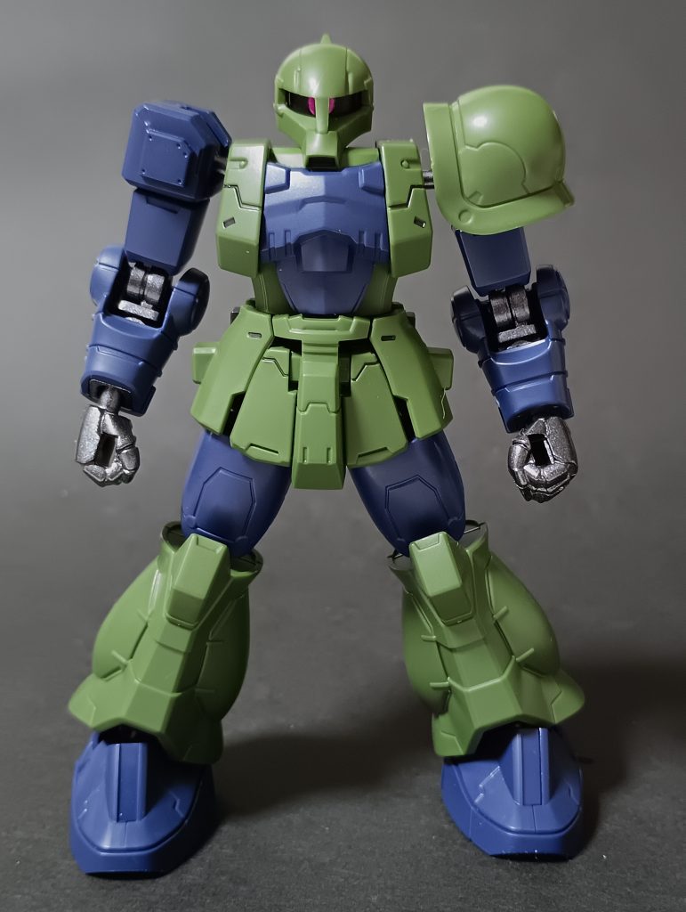 まずは正面から。少しだけ墨入れと、フレームのガンメタ塗装だけ行っています！！色分けは完璧ですね！！流石Gフレーム！！プロポーションも、相当格好良く仕上がっていると思います！合わせ目も前からならほとんど気になりません！