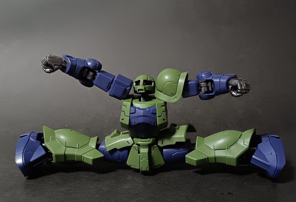 可動域を紹介！はい、文句なしです！足も180度開くし、肩もよく上がります！こんなに動く旧ザクはGフレームしかないと思います！！今回は肩のポロリも気になりません！