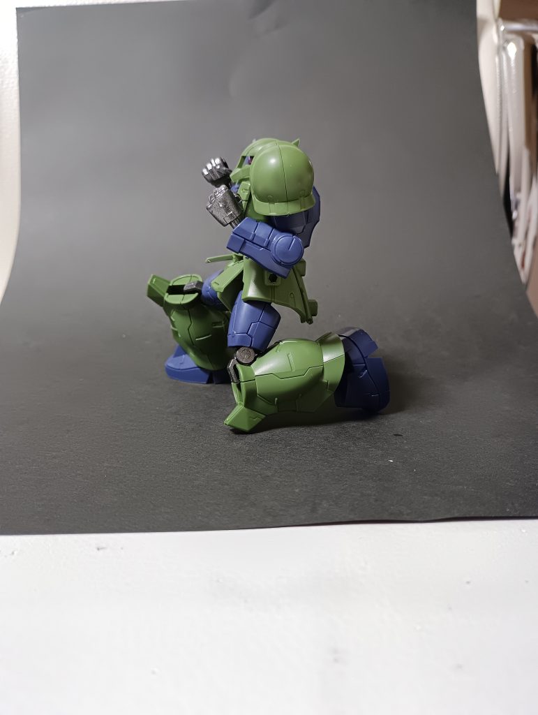 膝立ちは少し厳しめですね…肘は相変わらずよく曲がりますよ！ですが、肩にぱっくりと合わせ目が出てしまいます…それでは、付属品を見ながらポージングしてみましょう！