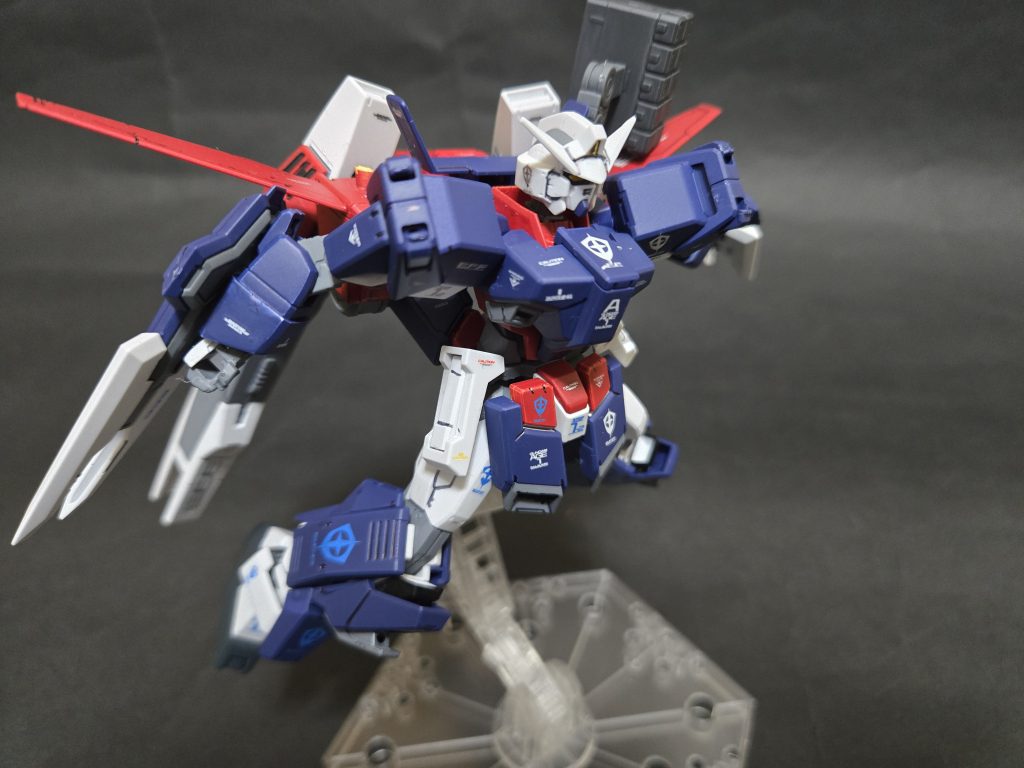 　肩部・膝部ミサイルハッチ展開