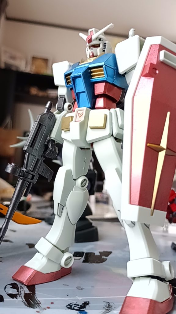 最後に完成直後の写真で〆！いかがでしたでしょうか！なかなかきれいなメタリックになっていたと思います！！ガンダムマーカーエアブラシシステムは慣れれば凄く便利なツールになると思うのですが、まだ慣れない自分にはちょっと難易度高めでしたね…ちょっとマーカーの位置変えただけでも塗料が出て来なくなるので…そしてEGガンダム凄くないですか！？これ本当に700円でいいのだろうか…皆さんもガンダムマーカーエアブラシシステムできれいなメタリック塗装を楽しみましょう！最後までご覧いただきありがとうございました！