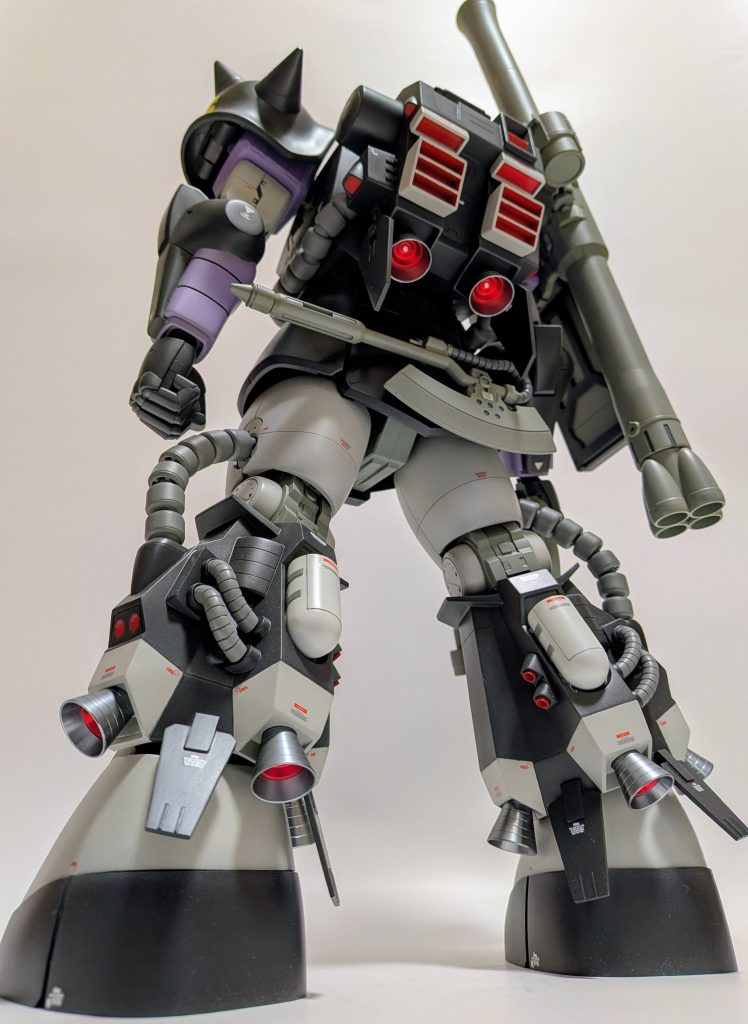 ヒートホークの伸縮と接続、足首のフィンはマグネット接続。バーニアは金属製の物をフラット塗装してあります。