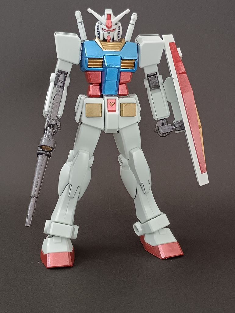 まずは正面から。赤、青、黄色部分をガンダムマーカーで、関節はお決まりのガンメタで塗装しました！どうですかこのメタリック感！！エアブラシにするとムラもできないので、非常にきれいに仕上がっていると思います！！キットの組みやすさも抜群で、Gフレームを組むより早く出来上がりました笑