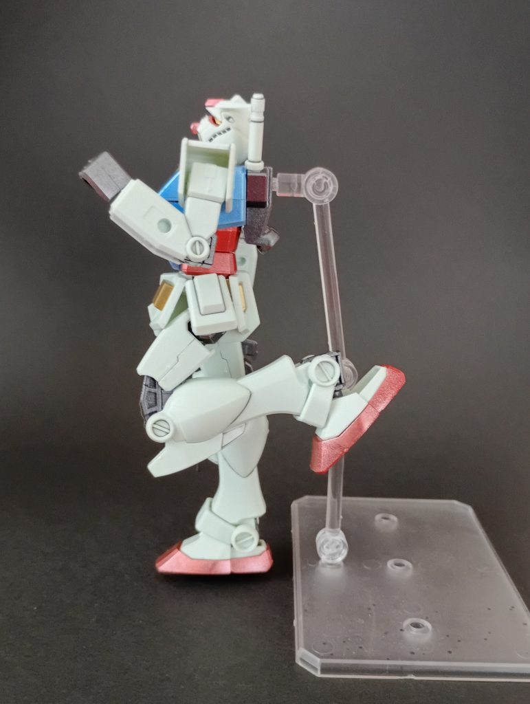 続いて可動域。肘は一軸でここまで、膝は二重でほぼべったり曲がります！！足首の可動も凄いですね！首も大きく上を向けます！腰の可動は、前にとても大きく傾けられます！！それではポージングいきましょう↓