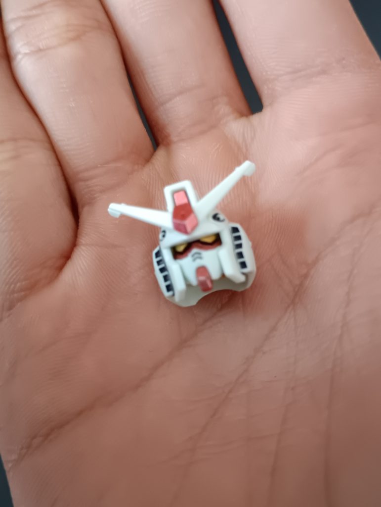 顔はシールレスでこの色分け！！目の黒色部分を、影で表現するという変態技術！笑顔の横のくぼみは墨入れしていますが、正直にこのクオリティーには驚きです！