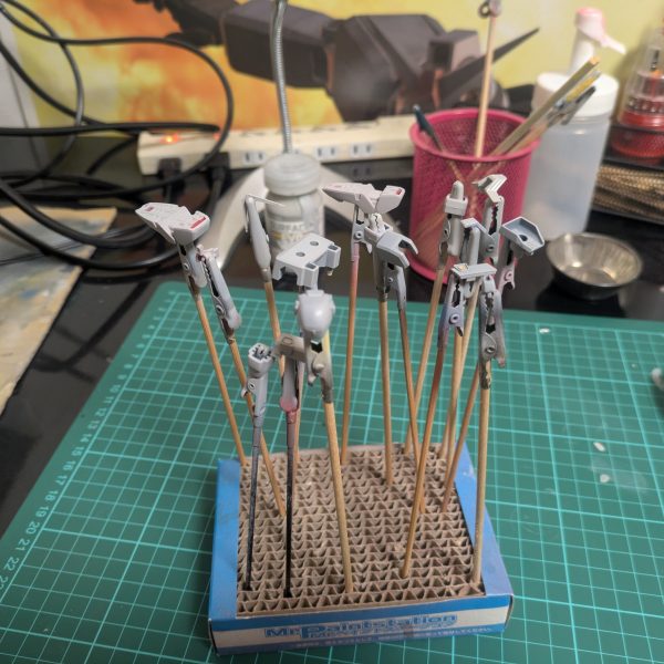 父から塗装ブースを譲り受けました。なので前からやろうと思っていたガンプラの塗装にチャレンジしました。とりあえずサーフェイサーを塗りました。ガンプラはHGクロスボーンガンダムとその他のミキシングです。（2枚目）