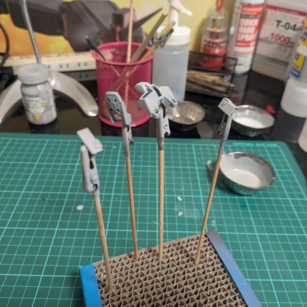 父から塗装ブースを譲り受けました。なので前からやろうと思っていたガンプラの塗装にチャレンジしました。とりあえずサーフェイサーを塗りました。ガンプラはHGクロスボーンガンダムとその他のミキシングです。（3枚目）