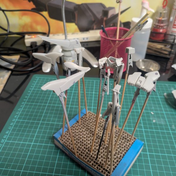 父から塗装ブースを譲り受けました。なので前からやろうと思っていたガンプラの塗装にチャレンジしました。とりあえずサーフェイサーを塗りました。ガンプラはHGクロスボーンガンダムとその他のミキシングです。（4枚目）