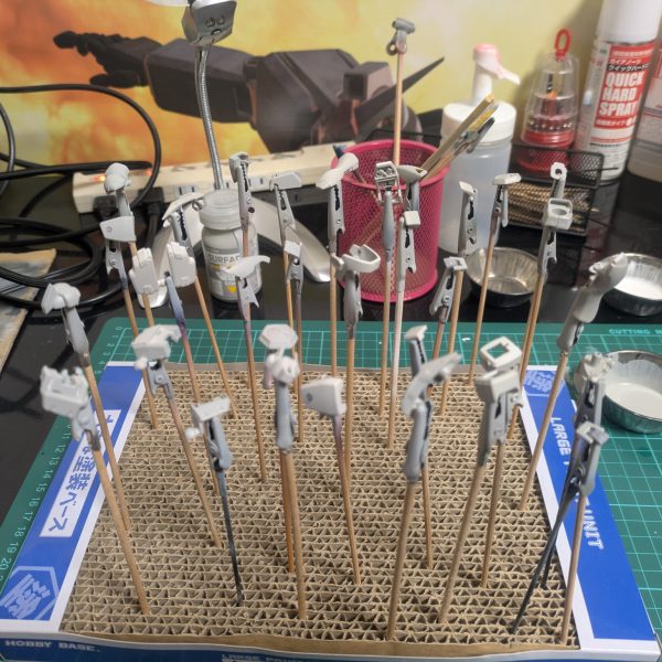 父から塗装ブースを譲り受けました。なので前からやろうと思っていたガンプラの塗装にチャレンジしました。とりあえずサーフェイサーを塗りました。ガンプラはHGクロスボーンガンダムとその他のミキシングです。（5枚目）