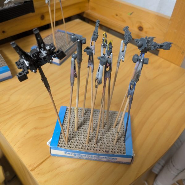 父から塗装ブースを譲り受けました。なので前からやろうと思っていたガンプラの塗装にチャレンジしました。とりあえずサーフェイサーを塗りました。ガンプラはHGクロスボーンガンダムとその他のミキシングです。（7枚目）