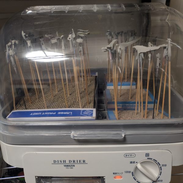 父から塗装ブースを譲り受けました。なので前からやろうと思っていたガンプラの塗装にチャレンジしました。とりあえずサーフェイサーを塗りました。ガンプラはHGクロスボーンガンダムとその他のミキシングです。（6枚目）