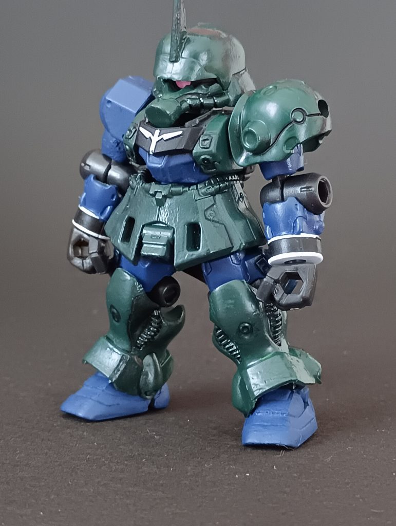 まずは正面から。タミヤカラーの暗緑色2とフラットブルーで筆塗りして、墨入れ、つや消しトップコートでフィニッシュしました！アップにすると筆の跡がめっちゃ目立ちますね笑白と黒のマーク部分をよけて塗装するのが大変でした…本当はもう少し色分けが多い機体なのですが、旧ザクのシンプルさを出すために、あえて緑と青の2色だけで塗ってみました！本当は角なしの頭が良かったのですが…まぁそこは許容範囲で笑