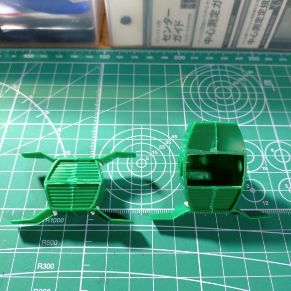 ジワジワと進めているマゼラン、昨年末からいよいよ船体に着手しました。しかし‼️進める中で色々な問題が出てきて頭が煮詰まってしまいました😅このまま進むとロクな事にならない気がしましたので、一旦マゼランからは離れ、気分転換をしようと思います。でもせっかくなので、ここまでやって来た事は、以下に記そうかと。よろしければご覧下さいませ。さて、武装の大増設を実現するには船体をかなり拡張しなければならず、とはいえその方法が全くイメージ出来ない為、船体を切り刻んでマゼランらしい意匠を持つ各所パーツを形成しつつ、船体自体の形成については『ひらめきを待つ😅』という、場当たり的な進め方を採用しました😁でもねぇ…マゼランらしい各所意匠は使いたいものの、船体の形自体はこの上なく厄介なんですよね。とても流麗で美しく、それでいて全く発展性の余地がないフォルム🥲タテヨコ共に大幅拡張が必要なのに、発展性がないのは致命的で、頭を抱える日々が続きました。数mm延長とかでは意味がないし。悩んだ結果、船体そのものは元パーツを使わずプラ板でフルスクラッチし、各所意匠は切り出して加工、フルスクラッチした船体に乗せる(貼る)という決断をしました。幸いパーツは複数あるので、失敗もコワくありません😁【写真②】パーツを切り出す為に『三枚おろし』になった船体です。【写真③】船体後部の尾翼(？)部分を上下に配してORIGINに寄せてみました。【写真④】切り出した意匠をエポパテで肉付けしたところです。四連装砲塔の台座です。【写真⑤】船首部分も貧弱だったので、上下に2つ張り合わせて肉厚にしました。先端は避弾経始も良好です。ドメラーズⅢみたい😊【写真⑥】加工した各意匠パーツに、サフを吹いたところです。【写真⑦】各パーツをあるべき場所に配し、主砲を乗せてみました。感じ出てきました🤤さぁ‼️あとは船体作ってパーツ貼り付けだ‼️と思った頃に、色々問題が発覚しました。・主砲の台座を削り過ぎ、高さが足りなくなってしまった🥲・何と、主砲塔をはめ込む穴が中心からあちこちズレている。さすがは旧キット。艦船模型って、正面から見た時のシンメトリー(左右対称)が大きな見どころであり、これを全て手作業でキレイに修正するのはかなりホネである🥲・自作したエンジン部分、造形にラッカーパテを使ったところ、気泡だらけになり、しかも全く埋まらず、打ち出しコンクリートの表面みたいになっている🥲時間をかけて作ったモノをまたやり直したり、主砲塔の穴が中心からズレているという、艦船模型にあってはならない欠陥が見つかったり、心がキレイにポッキリ折れました🥲『いっそ3Dプリンタでも買うたろかぁ⁉️』と身も蓋もない選択肢まで頭を巡り、少し頭を冷やす必要を感じました。すると他にやりたい事も頭に浮かび、『こりゃあ、気分転換した方が良いな😁』となりましたので、マゼランからは一旦離れてジオニストに戻ろうと思います。しばらく置けば、意欲もアイディアもまた湧き出す事でしょう(ホントかなぁ😁)。再開したら、また良ければ見てやって下さいませ。長文お付き合い、ありがとうございます🙇そしてマゼラン君、その日までしばしお休み😊（3枚目）