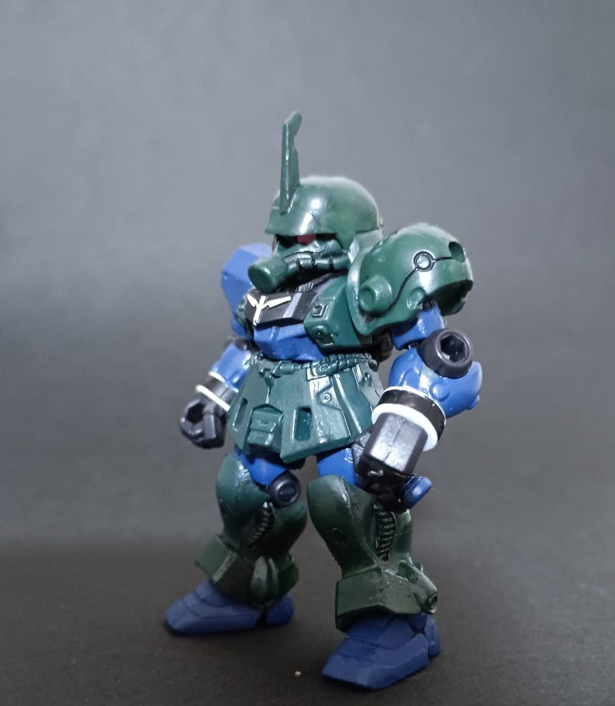 こちらを睨むギラ・ズール…