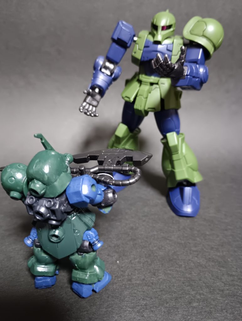 ギ「旧ザクさん！ヒートホーク持ってきたよ！」