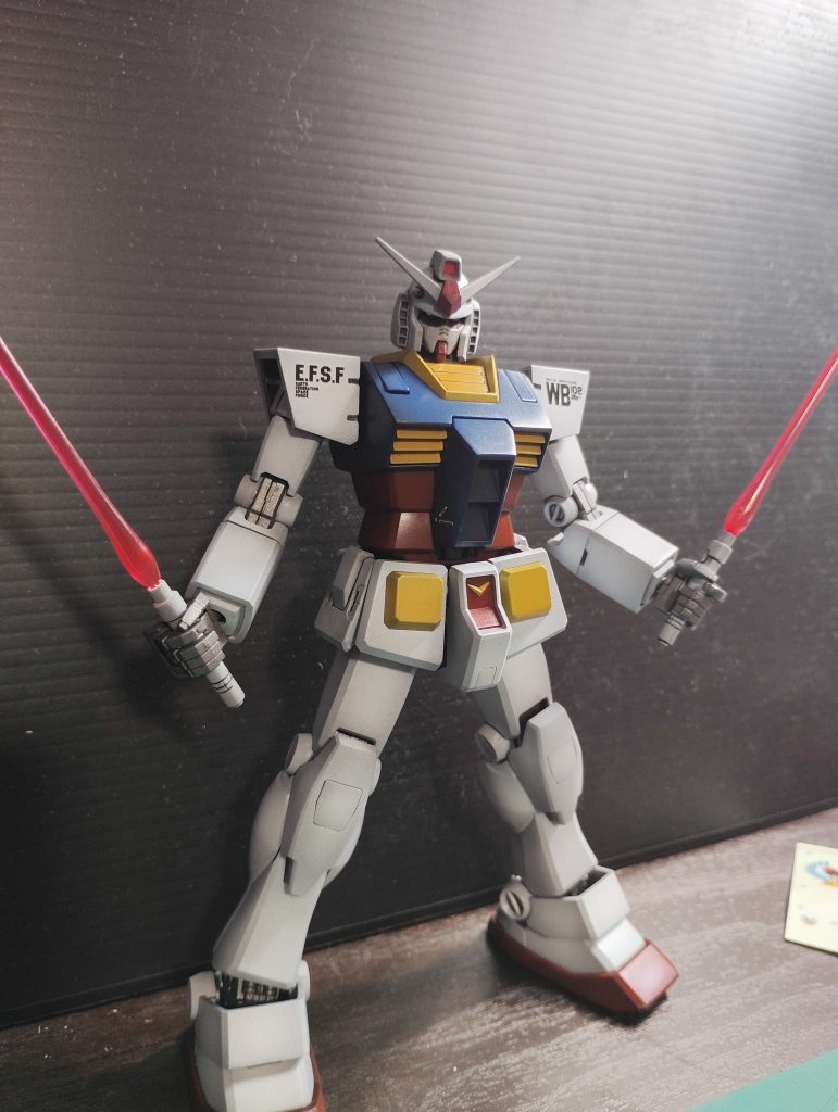 付属の武器はビームサーベルのみ