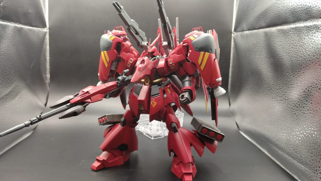 高機動型にするにあたり、肩部にGP02Aのバインダーを取り付け、脚部スラスターに腰のスラスターを移設。MGフルアーマーユニコーンのランチャーを取り付けました。ビームライフルはTR5フライルーにメルクワンウェポンを取り付け、シナンジュのビームライフルの先端を取り付けました。