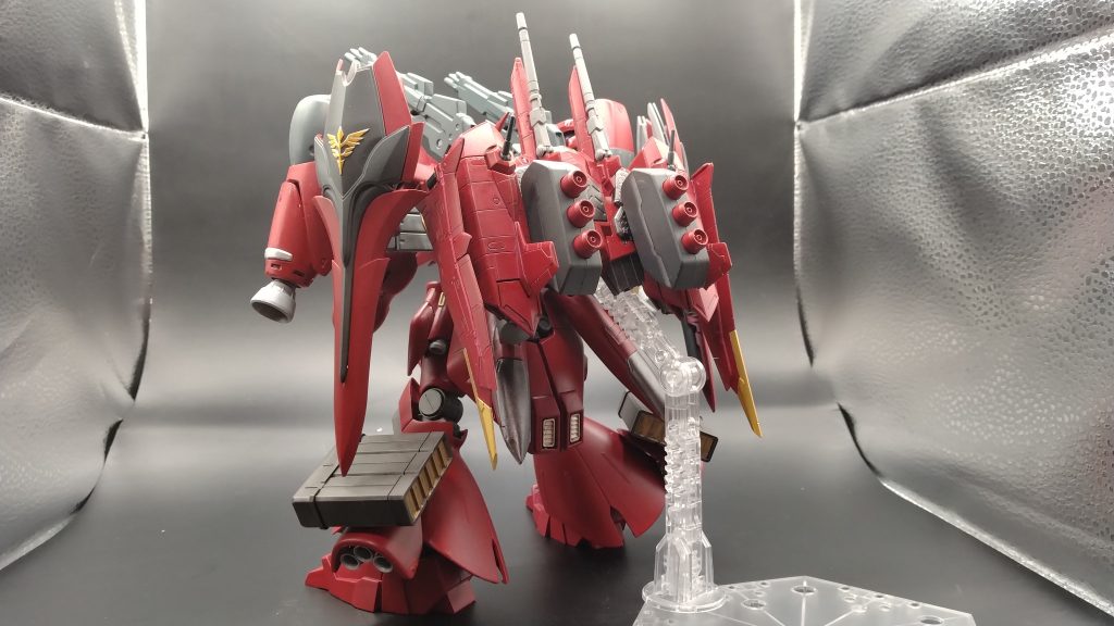 背面はサザビーのバックパックにサブアームを2本増設。肩に大型キャノン、バックパックの脇にもサブアームを2本増設し、シナンジュのシールドを取り付けました。さらにRGジャスティスのファトゥムを取り付け、ファンネルコンテナを着けてみました。あと、見えにくいですが背面腰部に端白星の背面の腰についていた2本のウイング付きスラスターも着いております。