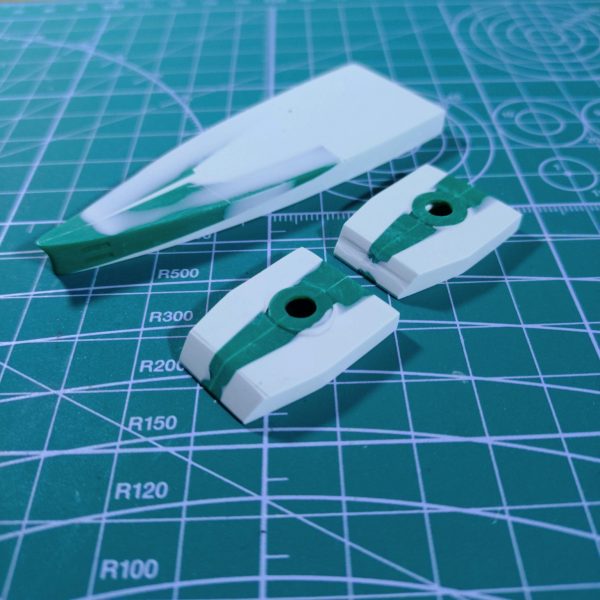 ジワジワと進めているマゼラン、昨年末からいよいよ船体に着手しました。しかし‼️進める中で色々な問題が出てきて頭が煮詰まってしまいました😅このまま進むとロクな事にならない気がしましたので、一旦マゼランからは離れ、気分転換をしようと思います。でもせっかくなので、ここまでやって来た事は、以下に記そうかと。よろしければご覧下さいませ。さて、武装の大増設を実現するには船体をかなり拡張しなければならず、とはいえその方法が全くイメージ出来ない為、船体を切り刻んでマゼランらしい意匠を持つ各所パーツを形成しつつ、船体自体の形成については『ひらめきを待つ😅』という、場当たり的な進め方を採用しました😁でもねぇ…マゼランらしい各所意匠は使いたいものの、船体の形自体はこの上なく厄介なんですよね。とても流麗で美しく、それでいて全く発展性の余地がないフォルム🥲タテヨコ共に大幅拡張が必要なのに、発展性がないのは致命的で、頭を抱える日々が続きました。数mm延長とかでは意味がないし。悩んだ結果、船体そのものは元パーツを使わずプラ板でフルスクラッチし、各所意匠は切り出して加工、フルスクラッチした船体に乗せる(貼る)という決断をしました。幸いパーツは複数あるので、失敗もコワくありません😁【写真②】パーツを切り出す為に『三枚おろし』になった船体です。【写真③】船体後部の尾翼(？)部分を上下に配してORIGINに寄せてみました。【写真④】切り出した意匠をエポパテで肉付けしたところです。四連装砲塔の台座です。【写真⑤】船首部分も貧弱だったので、上下に2つ張り合わせて肉厚にしました。先端は避弾経始も良好です。ドメラーズⅢみたい😊【写真⑥】加工した各意匠パーツに、サフを吹いたところです。【写真⑦】各パーツをあるべき場所に配し、主砲を乗せてみました。感じ出てきました🤤さぁ‼️あとは船体作ってパーツ貼り付けだ‼️と思った頃に、色々問題が発覚しました。・主砲の台座を削り過ぎ、高さが足りなくなってしまった🥲・何と、主砲塔をはめ込む穴が中心からあちこちズレている。さすがは旧キット。艦船模型って、正面から見た時のシンメトリー(左右対称)が大きな見どころであり、これを全て手作業でキレイに修正するのはかなりホネである🥲・自作したエンジン部分、造形にラッカーパテを使ったところ、気泡だらけになり、しかも全く埋まらず、打ち出しコンクリートの表面みたいになっている🥲時間をかけて作ったモノをまたやり直したり、主砲塔の穴が中心からズレているという、艦船模型にあってはならない欠陥が見つかったり、心がキレイにポッキリ折れました🥲『いっそ3Dプリンタでも買うたろかぁ⁉️』と身も蓋もない選択肢まで頭を巡り、少し頭を冷やす必要を感じました。すると他にやりたい事も頭に浮かび、『こりゃあ、気分転換した方が良いな😁』となりましたので、マゼランからは一旦離れてジオニストに戻ろうと思います。しばらく置けば、意欲もアイディアもまた湧き出す事でしょう(ホントかなぁ😁)。再開したら、また良ければ見てやって下さいませ。長文お付き合い、ありがとうございます🙇そしてマゼラン君、その日までしばしお休み😊（4枚目）