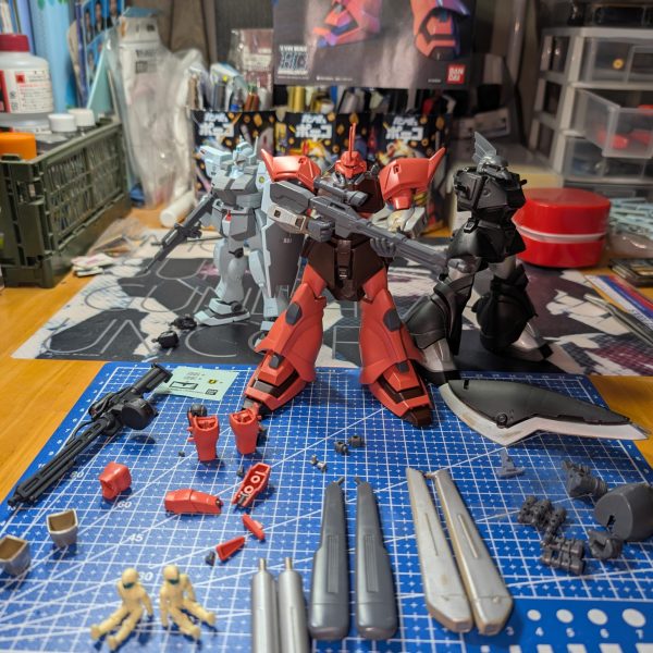 皆様連休いかがお過ごしでしょうか？このひと月半ほど、多忙の極みで全くガンプラに触れずに若干やさぐれていましたが、少しずつ余裕が出てきました😅不思議と、自分が作れないと同時にGUNSTAさんも少しの間、観なくなってました(作れない自分が悔しくて💦)久しぶりにガンプラが触れて幸せです😊2月に2度目の東京出張中に再度ホ模ォ活しようと中古キットを購入したのですが、おでこのパーツを速攻で破損してそのままだったゲルググJを素組してます😁ゲルググ作るのは20年振りくらいです😨はるか昔に適当に作ったゲルググMとミキシング？してみることにしました。今は武装に悩み中です🤔どれが良いでしょうね〜？（3枚目）