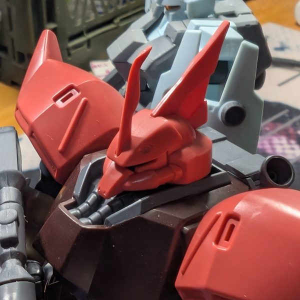 皆様連休いかがお過ごしでしょうか？このひと月半ほど、多忙の極みで全くガンプラに触れずに若干やさぐれていましたが、少しずつ余裕が出てきました😅不思議と、自分が作れないと同時にGUNSTAさんも少しの間、観なくなってました(作れない自分が悔しくて💦)久しぶりにガンプラが触れて幸せです😊2月に2度目の東京出張中に再度ホ模ォ活しようと中古キットを購入したのですが、おでこのパーツを速攻で破損してそのままだったゲルググJを素組してます😁ゲルググ作るのは20年振りくらいです😨はるか昔に適当に作ったゲルググMとミキシング？してみることにしました。今は武装に悩み中です🤔どれが良いでしょうね〜？（4枚目）