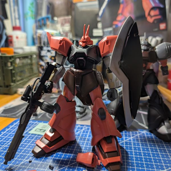 皆様連休いかがお過ごしでしょうか？このひと月半ほど、多忙の極みで全くガンプラに触れずに若干やさぐれていましたが、少しずつ余裕が出てきました😅不思議と、自分が作れないと同時にGUNSTAさんも少しの間、観なくなってました(作れない自分が悔しくて💦)久しぶりにガンプラが触れて幸せです😊2月に2度目の東京出張中に再度ホ模ォ活しようと中古キットを購入したのですが、おでこのパーツを速攻で破損してそのままだったゲルググJを素組してます😁ゲルググ作るのは20年振りくらいです😨はるか昔に適当に作ったゲルググMとミキシング？してみることにしました。今は武装に悩み中です🤔どれが良いでしょうね〜？（5枚目）