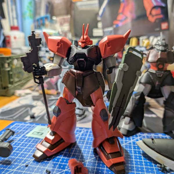 皆様連休いかがお過ごしでしょうか？このひと月半ほど、多忙の極みで全くガンプラに触れずに若干やさぐれていましたが、少しずつ余裕が出てきました😅不思議と、自分が作れないと同時にGUNSTAさんも少しの間、観なくなってました(作れない自分が悔しくて💦)久しぶりにガンプラが触れて幸せです😊2月に2度目の東京出張中に再度ホ模ォ活しようと中古キットを購入したのですが、おでこのパーツを速攻で破損してそのままだったゲルググJを素組してます😁ゲルググ作るのは20年振りくらいです😨はるか昔に適当に作ったゲルググMとミキシング？してみることにしました。今は武装に悩み中です🤔どれが良いでしょうね〜？（6枚目）