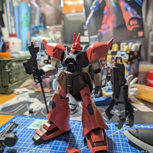 皆様連休いかがお過ごしでしょうか？このひと月半ほど、多忙の極みで全くガンプラに触れずに若干やさぐれていましたが、少しずつ余裕が出てきました😅不思議と、自分が作れないと同時にGUNSTAさんも少しの間、観なくなってました(作れない自分が悔しくて💦)久しぶりにガンプラが触れて幸せです😊2月に2度目の東京出張中に再度ホ模ォ活しようと中古キットを購入したのですが、おでこのパーツを速攻で破損してそのままだったゲルググJを素組してます😁ゲルググ作るのは20年振りくらいです😨はるか昔に適当に作ったゲルググMとミキシング？してみることにしました。今は武装に悩み中です🤔どれが良いでしょうね〜？（7枚目）