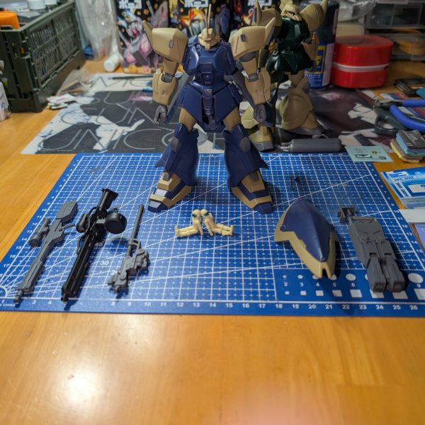 基本の色変えは完了しました！ゲルググマリーネとミキシングしましたが、ゲルググ好きーな人にしか何処を入れ替えたか判らないの目立たなさ…装備を並べてみましたが、私にとって、いちばんしっくりきたのはグラップルシールドという😅ライフルも連邦系を持たせてみたいところ🤔似合う何かはあるかな…？（3枚目）