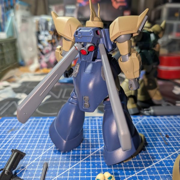 基本の色変えは完了しました！ゲルググマリーネとミキシングしましたが、ゲルググ好きーな人にしか何処を入れ替えたか判らないの目立たなさ…装備を並べてみましたが、私にとって、いちばんしっくりきたのはグラップルシールドという😅ライフルも連邦系を持たせてみたいところ🤔似合う何かはあるかな…？（2枚目）