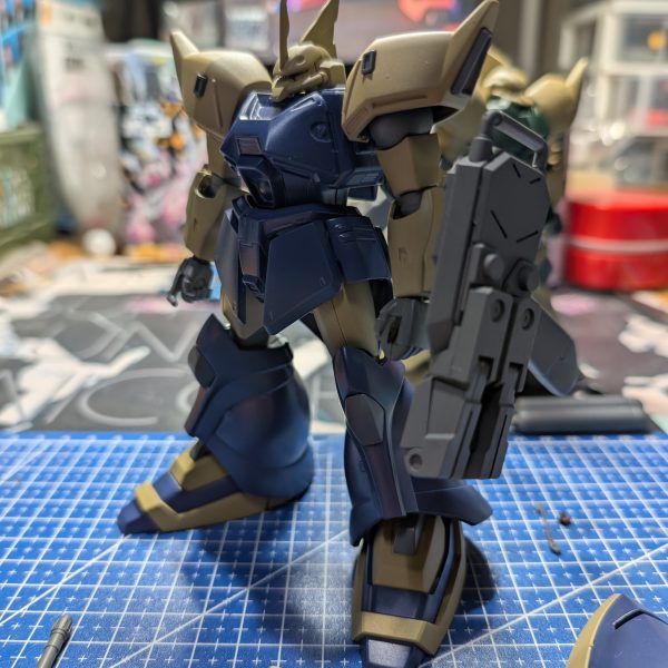 基本の色変えは完了しました！ゲルググマリーネとミキシングしましたが、ゲルググ好きーな人にしか何処を入れ替えたか判らないの目立たなさ…装備を並べてみましたが、私にとって、いちばんしっくりきたのはグラップルシールドという😅ライフルも連邦系を持たせてみたいところ🤔似合う何かはあるかな…？（4枚目）