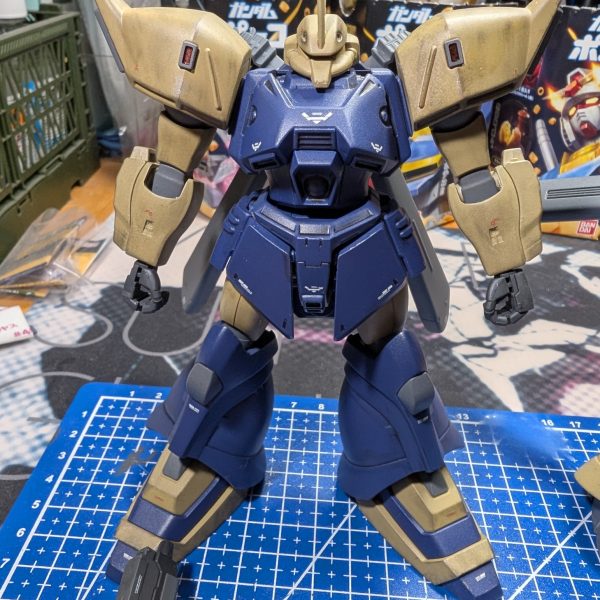 ゲルググJのデカール貼り・トップコートも終え、全工程完了しましたキレイなカーキを見ると汚さずにはいられませんでした…寄せ集めのゲルググMも仕上げたので作業量は2機分に😨イエーガーのライフルは結局シールドとセットになっているGPライフルで決定(カードビルダーやってた頃の呼び方です💦)説明書には「組み方は一例です」なんて書いてたので、ほほう？と弄くってみたらどのライフルよりも長くなってしまいました😨友人からは「ゲルググには長物が似合う」と言われたので信じて装備させます😅後は…1番ニガテな「写真撮り」が残ってます…😫（2枚目）